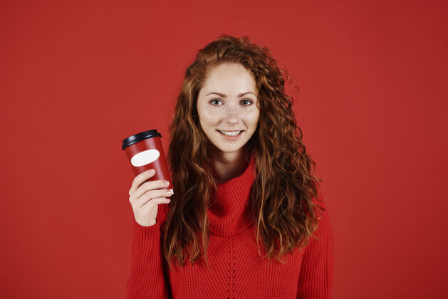 热微笑的女孩拿着一次性咖啡杯的画像马克杯持有开朗