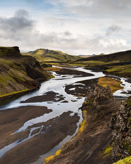 景观垂直拍摄冰岛高原地区的一座山 天空多云自然地标绿色