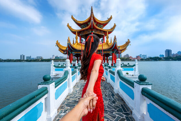 女孩女游客牵着男人的手 带他去高雄著名的台湾旅游景点古代历史亚洲