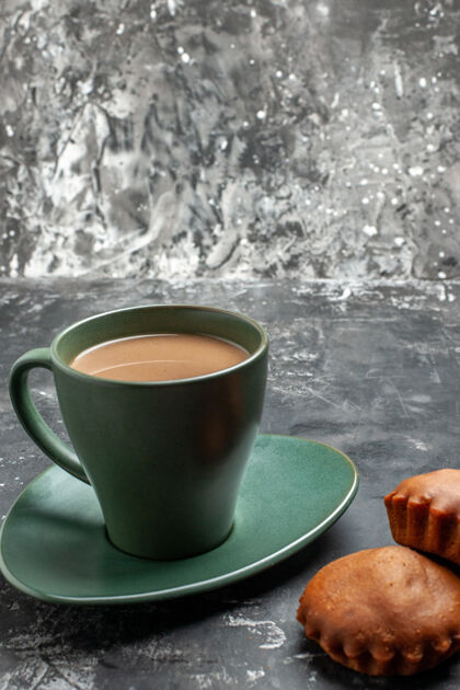 潘趣酒特写镜头美味的咖啡和两个蛋糕在一个绿色的杯子在灰色咖啡浓缩咖啡饮料
