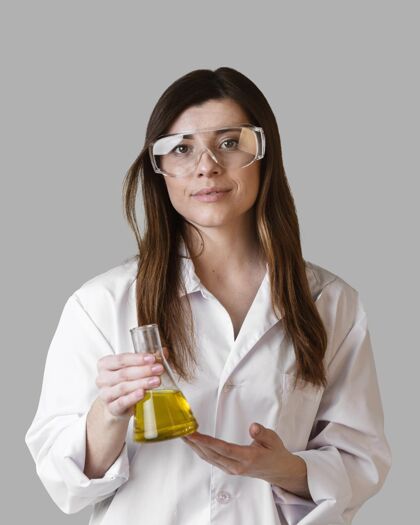 安全眼镜女科学家戴着安全眼镜拿着试管的前视图实验科学考试