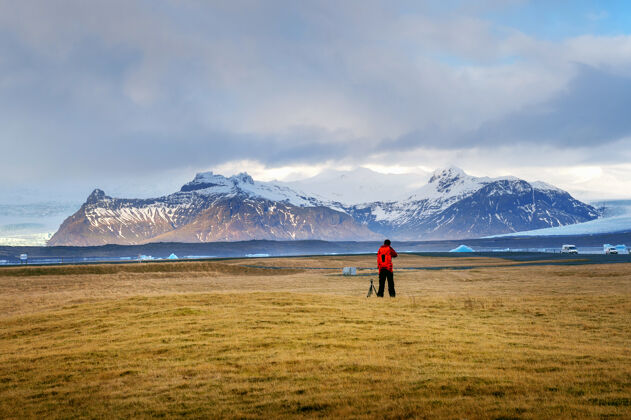 河流摄影师在冰岛拍照人悬崖岩石