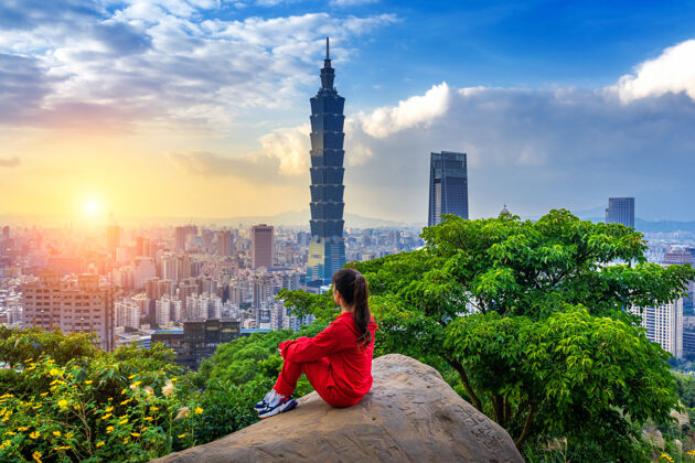 新鲜台北 一位在山上欣赏风景的旅游妇女观光场景风景