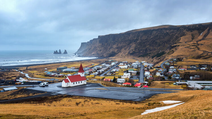 宗教美丽的红色教堂和维克村 冰岛城镇草美丽