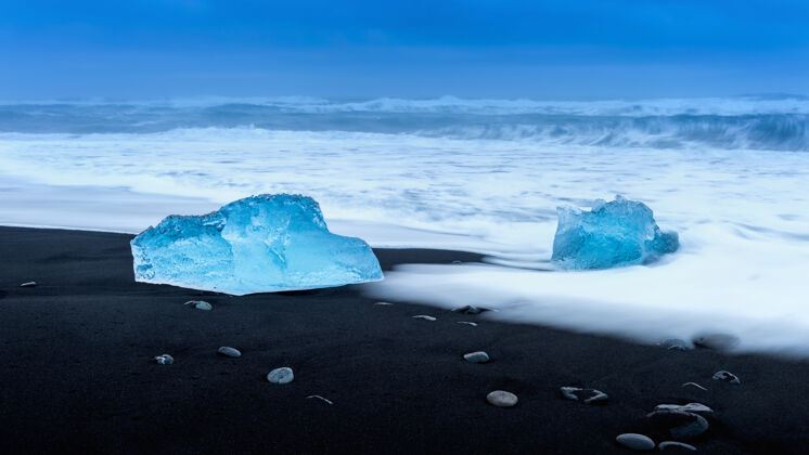 极地冰上的黑色海滩附近的约克萨隆冰川泻湖 戴蒙德海滩 冰岛泻湖云对比