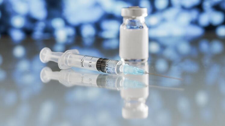 预防疫苗瓶和注射器的正视图治疗疫苗治疗