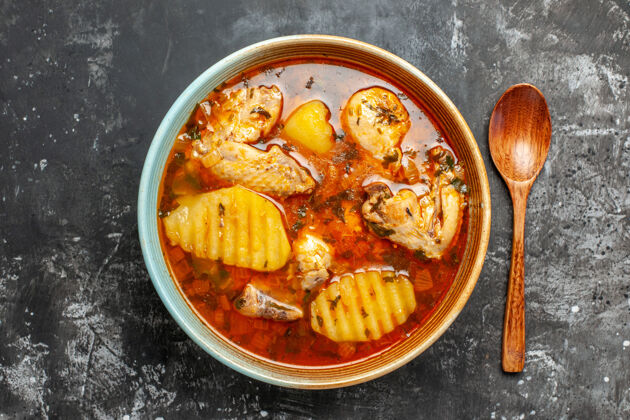 鸡肉用鸡肉和其他材料制作的美味汤的特写镜头汤米饭烹饪