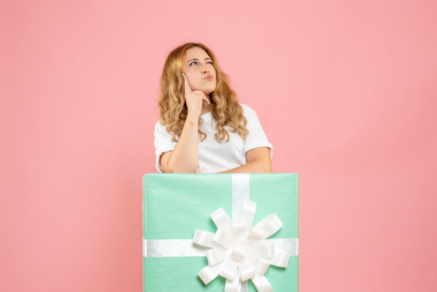 盒子正面图年轻女性站在礼品盒内漂亮女性颜色