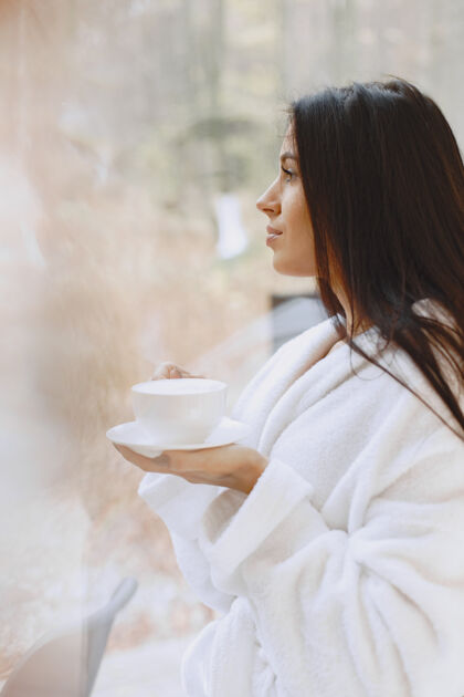 新鲜早上好女人喝咖啡靠窗的女人放松打开头发