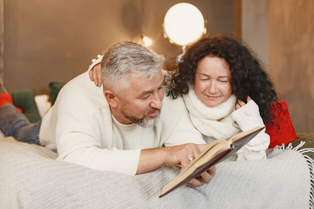 微笑年龄和人的概念家里的老年夫妇穿着白色针织毛衣的女人家男人里面