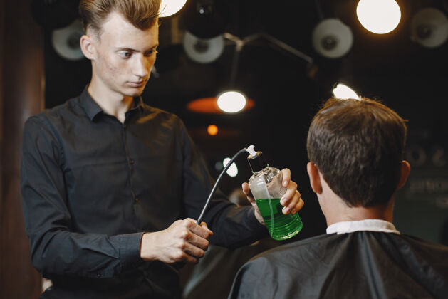 美容男人和发型师一起工作理发师和客户一起工作服务胡子沙龙