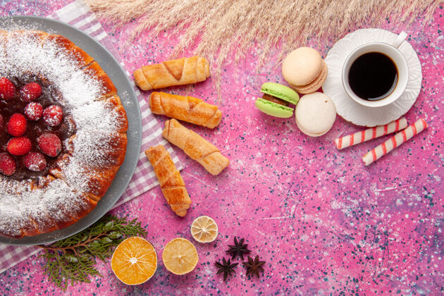 生的顶视图美味草莓蛋糕糖粉茶马卡龙粉红色背景蛋糕甜饼干饼干茶粉末杯子麦卡龙