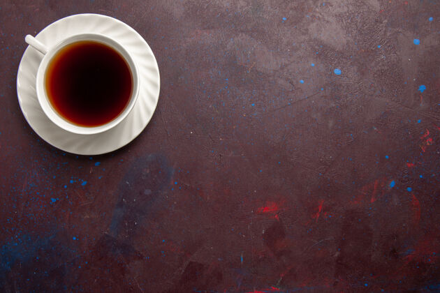马克杯顶视图茶杯内盘和茶杯上底色为深色茶饮彩色照片甜美里面顶部茶碟