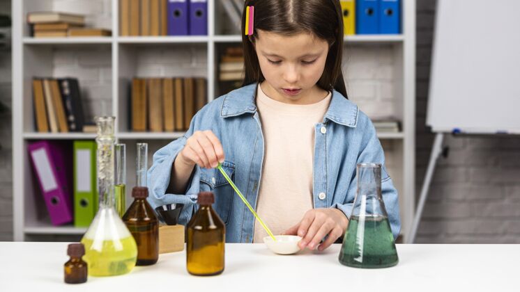 调查做科学实验的女孩化学家测试实验