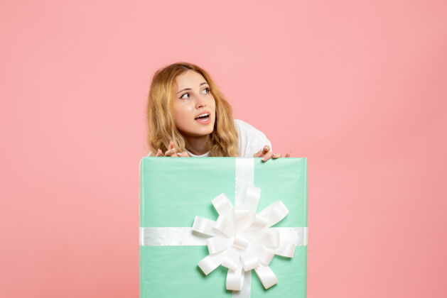 站着正面图年轻女性站在礼品盒内圣诞节丝带年轻
