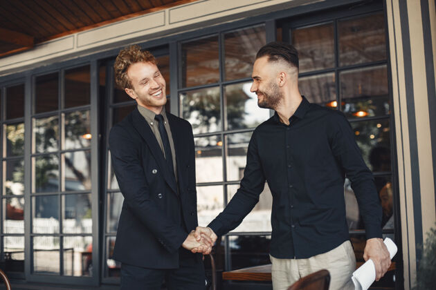 协议男人握手商业协议的附件商业伙伴之间的谅解工作同意握手