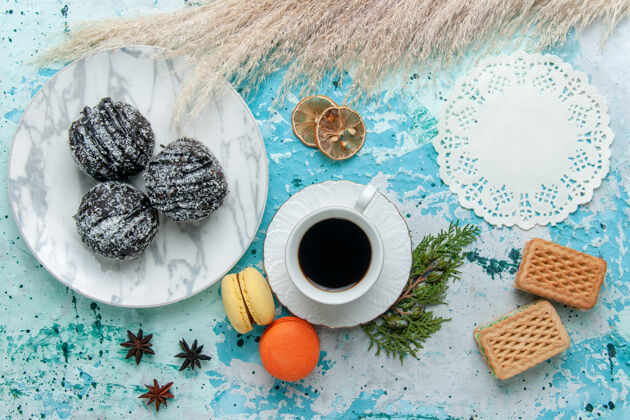 毛巾俯瞰一杯咖啡 配法式马卡龙华夫饼和巧克力蛋糕 蓝色桌面蛋糕烘焙饼干甜巧克力糖色桌子纸巾纸
