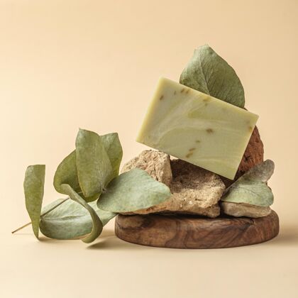 草本绿色植物制成的前视图肥皂属性干燥芳香疗法
