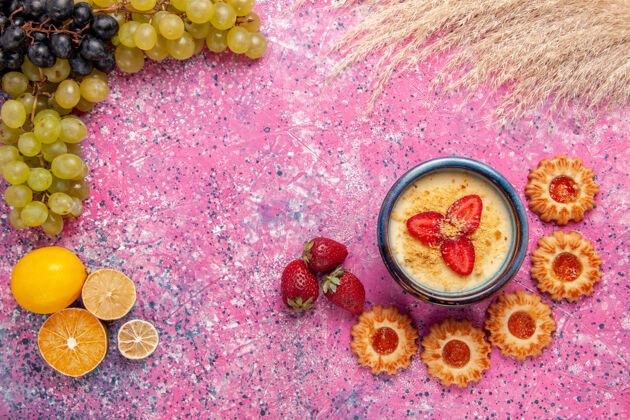 奶油顶视图美味的奶油甜点与新鲜的绿色葡萄和饼干上浅粉红色的桌面甜点冰淇淋浆果奶油甜水果农产品观点奶油