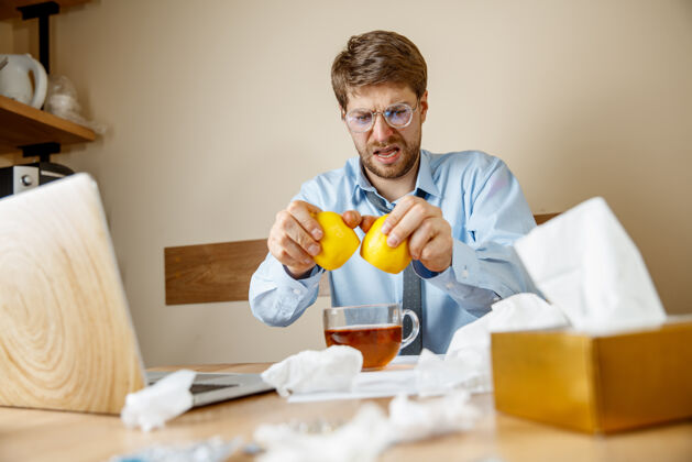 症状病人在办公室工作时 商人感冒了 季节性流感工作感染医疗