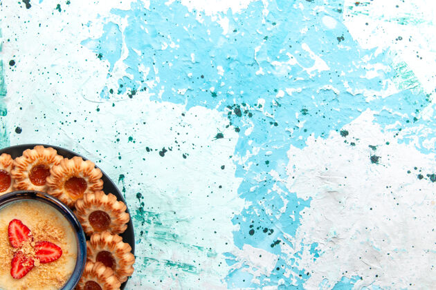 透明俯视美味饼干果酱和草莓甜点浅蓝色背景饼干糖甜饼干蛋糕甜点浅蓝色背景