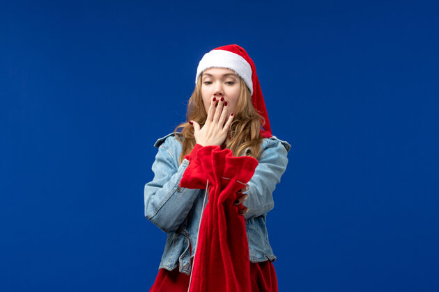 礼物正面图：年轻女性手提袋 蓝色背景 圣诞节情绪表演者蓝色服装