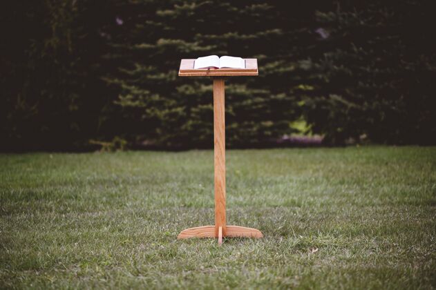 书籍木制演讲台 有一本打开的书空白教自然