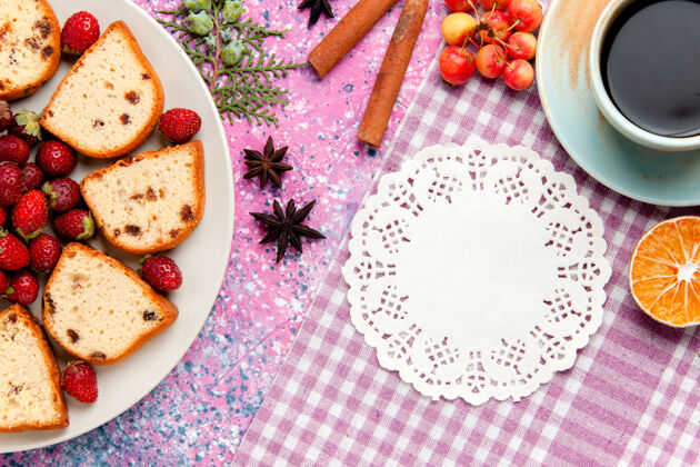 烘焙俯瞰美味的蛋糕片 红色草莓和咖啡 粉色桌上蛋糕 烤甜饼干 彩色馅饼 糖切片餐晚餐