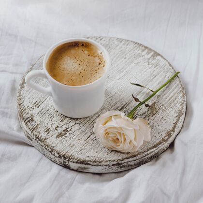 咖啡玫瑰高角度早餐咖啡床美食早餐