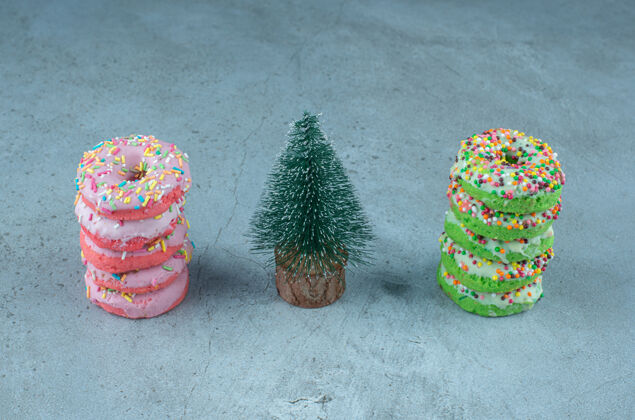 小雕像甜甜圈和大理石上的树雕像节日圣诞树圣诞节