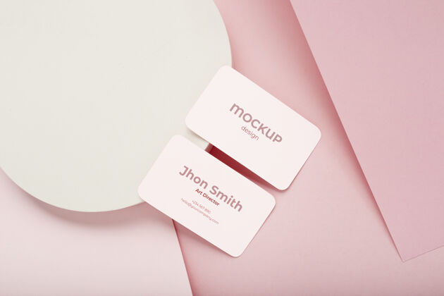 名片极简主义的名片模型上的粉红色和白色的几何背景组成模型商务企业