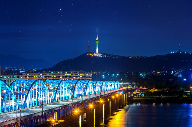 亚洲在韩国首尔汉江上的东甲桥和汉城塔可以看到市中心的城市景观城市塔著名