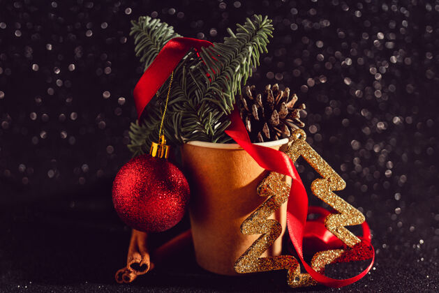 年圣诞构图用杉木圆锥形纸制咖啡杯 节日装饰元素树枝水平杉木
