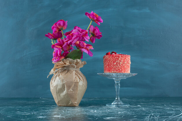 可口蛋糕放在台座上 旁边是蓝色的花瓶甜点蛋糕涂层