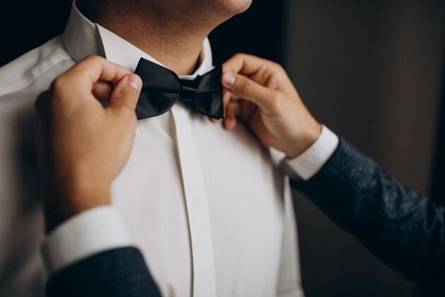 领带新郎在婚礼前穿衣 鞠躬庆典浪漫手