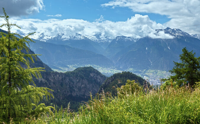 山脊山顶有雪的夏日山景（瑞士阿尔卑斯山）阴天阿尔卑斯山山