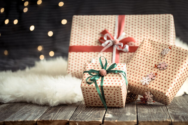 锥圣诞礼物在黑暗的背景灯彩色丝带快乐的节日装饰室内华丽纸
