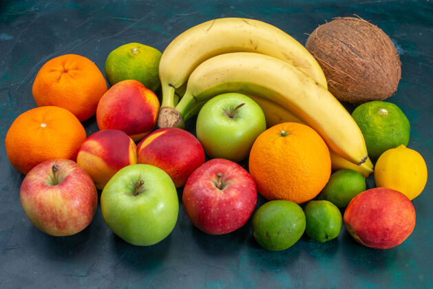 香蕉前视不同水果成分香蕉橘子苹果深蓝色桌上水果新鲜醇厚成熟颜色维生素橘子颜色农产品