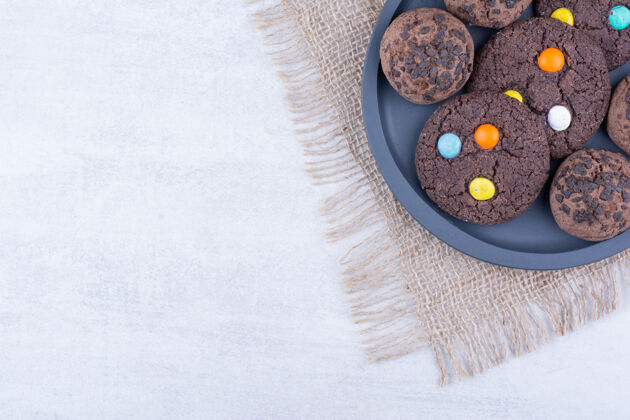 巧克力黑板上有两种巧克力饼干各种背景顶部视图