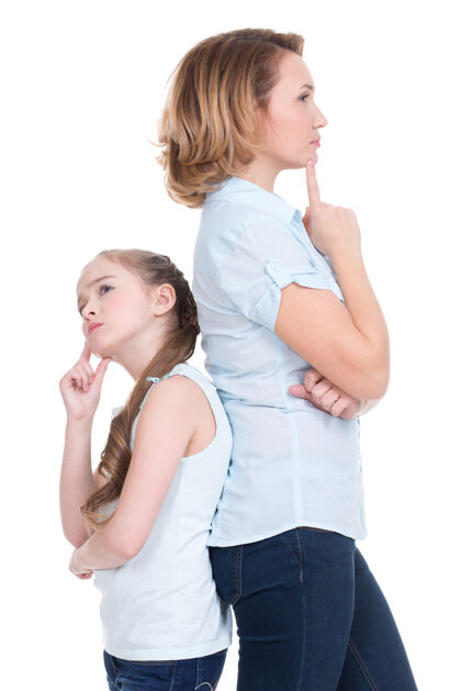 女儿伤心的母女有问题或争吵背靠背站在白色工作室孤立关系愤怒问题