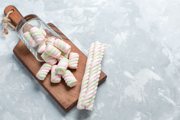 小吃顶视图彩色美味的棉花糖小甜点形成浅白色地板上糖健康的少量的