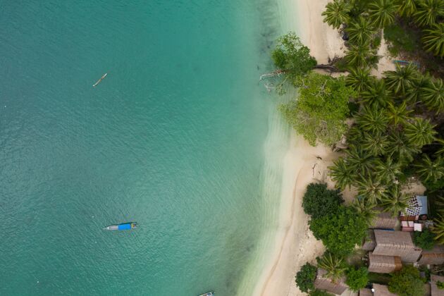 沙滩迷人的海岸线与白色的沙子和绿松石清澈的水在印度尼西亚的看法棕榈海岸海岸线