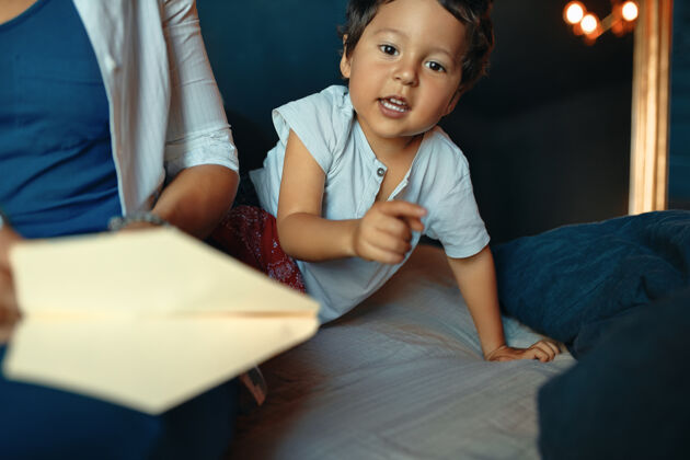 活动可爱活泼的小男孩在卧室里玩的横向肖像 手指在前面飞行玩耍好玩