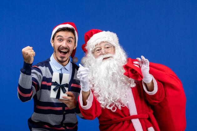 服装前视圣诞老人与男青年见面拜年男人人年轻