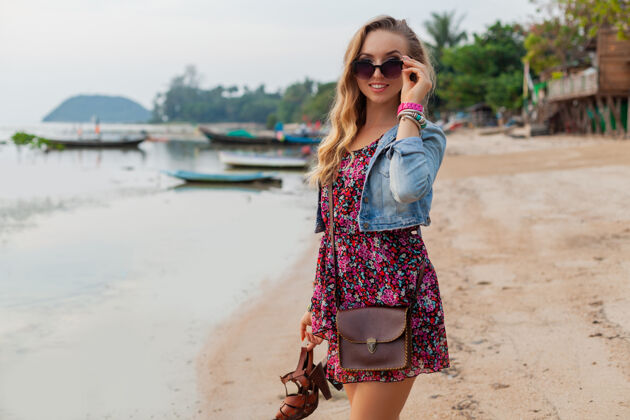 感性时尚的女人在夏天穿着度假鞋走在沙滩上海滩乐趣模特