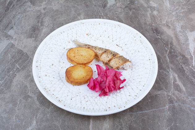 食物青鱼卷 土豆和红卷心菜放在白板上泡菜腌制品种