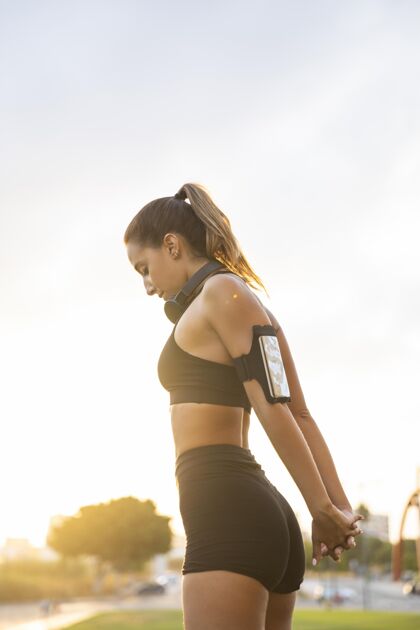 运动中等身材的女人在户外锻炼健身健康