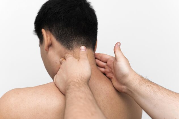 治疗学从理疗师那里得到颈部按摩的男人愈合物理物理治疗
