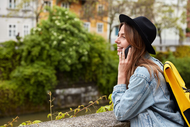 电话美女的户外镜头在手机上交流 欣赏宁静城市的美好日子和风景谈话女性电话