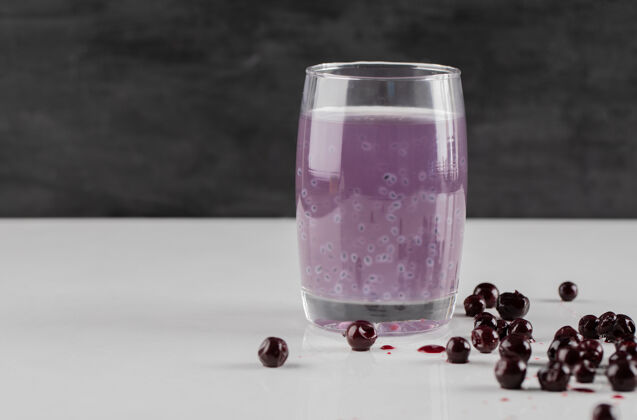 紫色黑加仑汁配一杯白葡萄酒果皮小吃红色